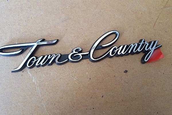 Emblem Chrysler Town & Country