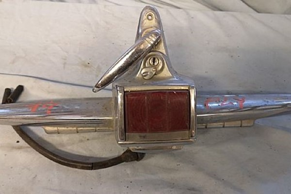 Bakluckelås med emblem komplett med lås och lampor Plymouth -49