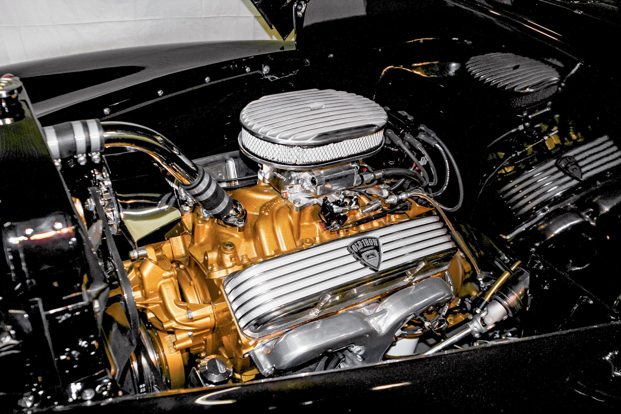 Under huven sitter en Cheva 350-maskin som matas med en Holley EFi.