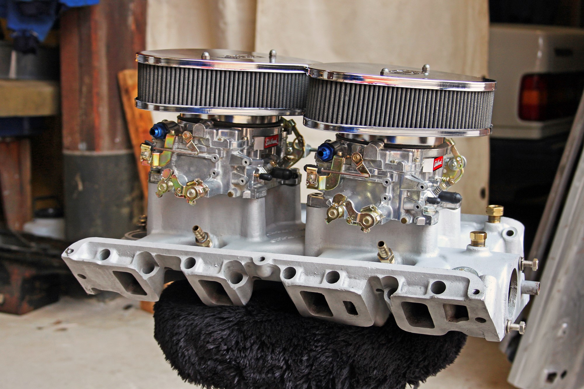 Det fräcka insuget med två fyrports Edelbrock 600-förgasare satt på 428-motorn vid inköpet och fick vara med igen.