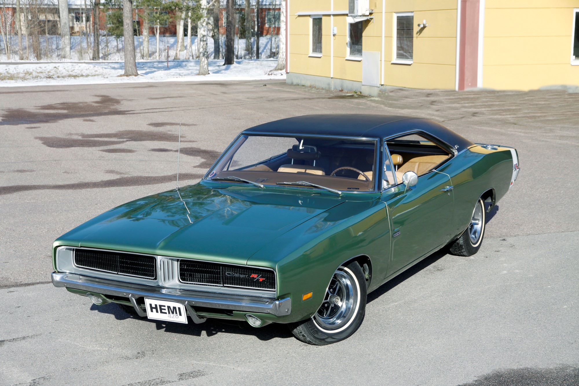 Tomas Johansson i Nybro valde att bygga sin egen Hemi-Charger från 1969. Detta med hjälp av en crate-maskin från företaget JEGS i USA. Bara motorn gick på 14.000 dollar, luftrenaren 650 dollar ... Bilen är ursprungligen en SE som uppgraderats med R/T-emblem.