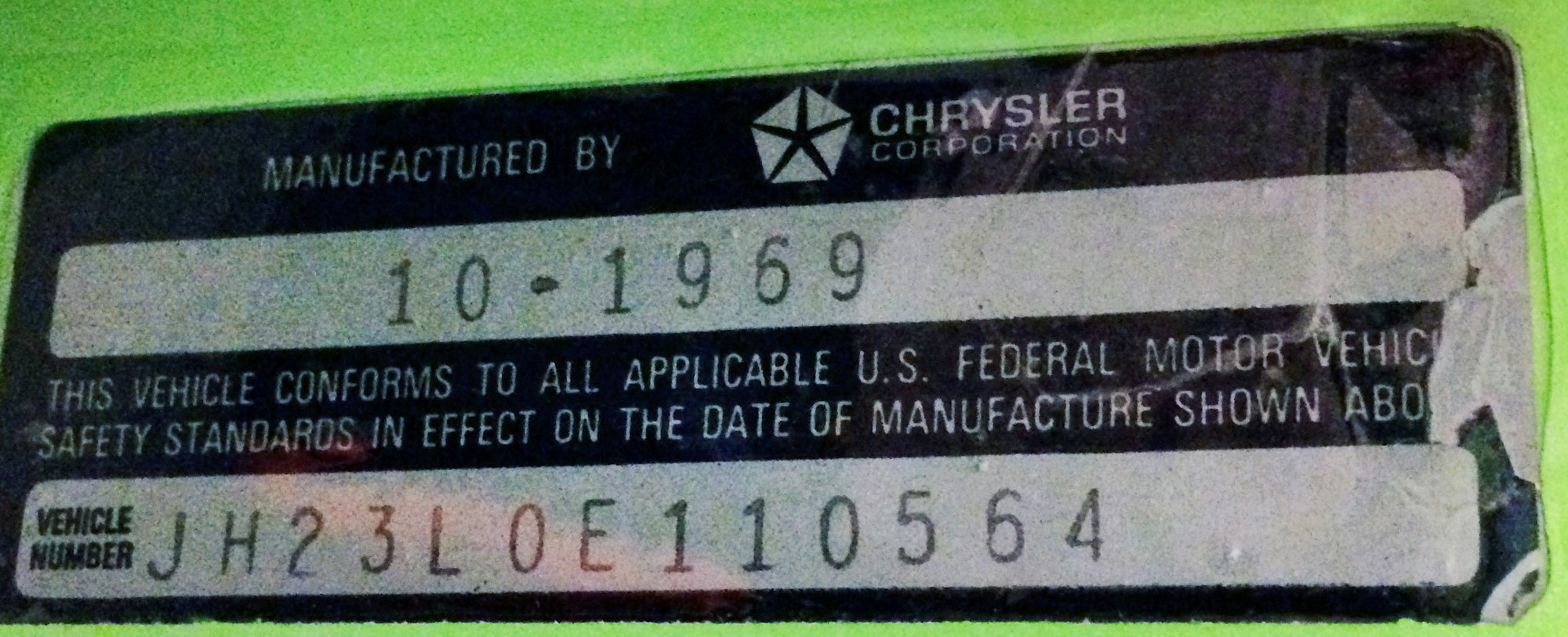Vinyllappen i dörren förklarar att bilen ursprungligen är en 383-bil (L-kodad). Nu sitter det däremot en 440-maskin i Dodgen.