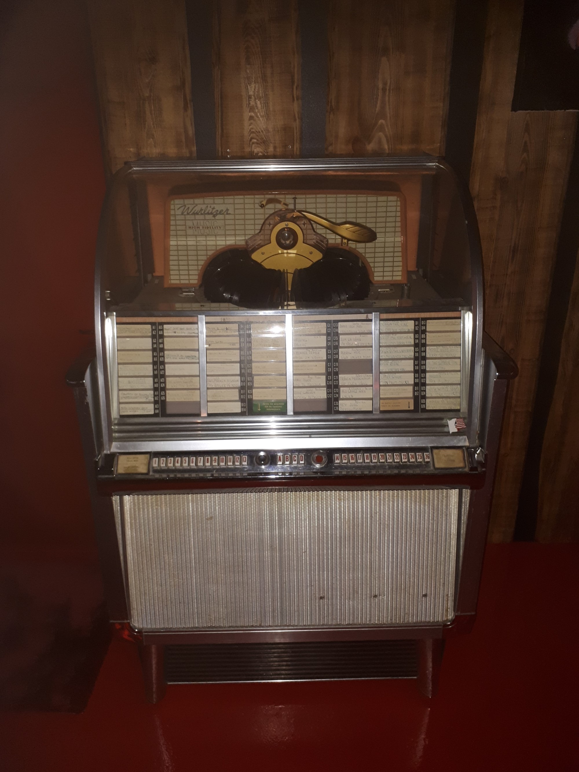 Självklart ska det finnas en Wurlitzer Jukebox i en bar