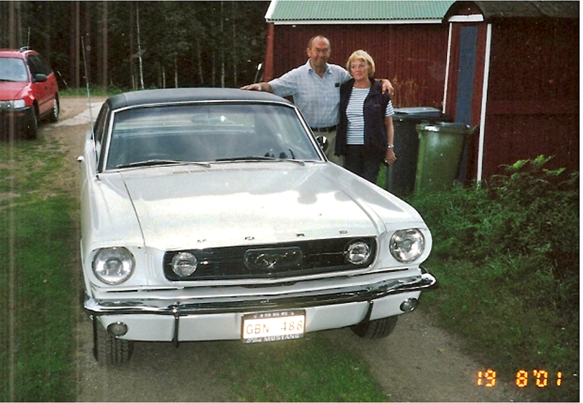 Paret Lars-Erik och Kerstin Larshammar återser Mustangen 2001.