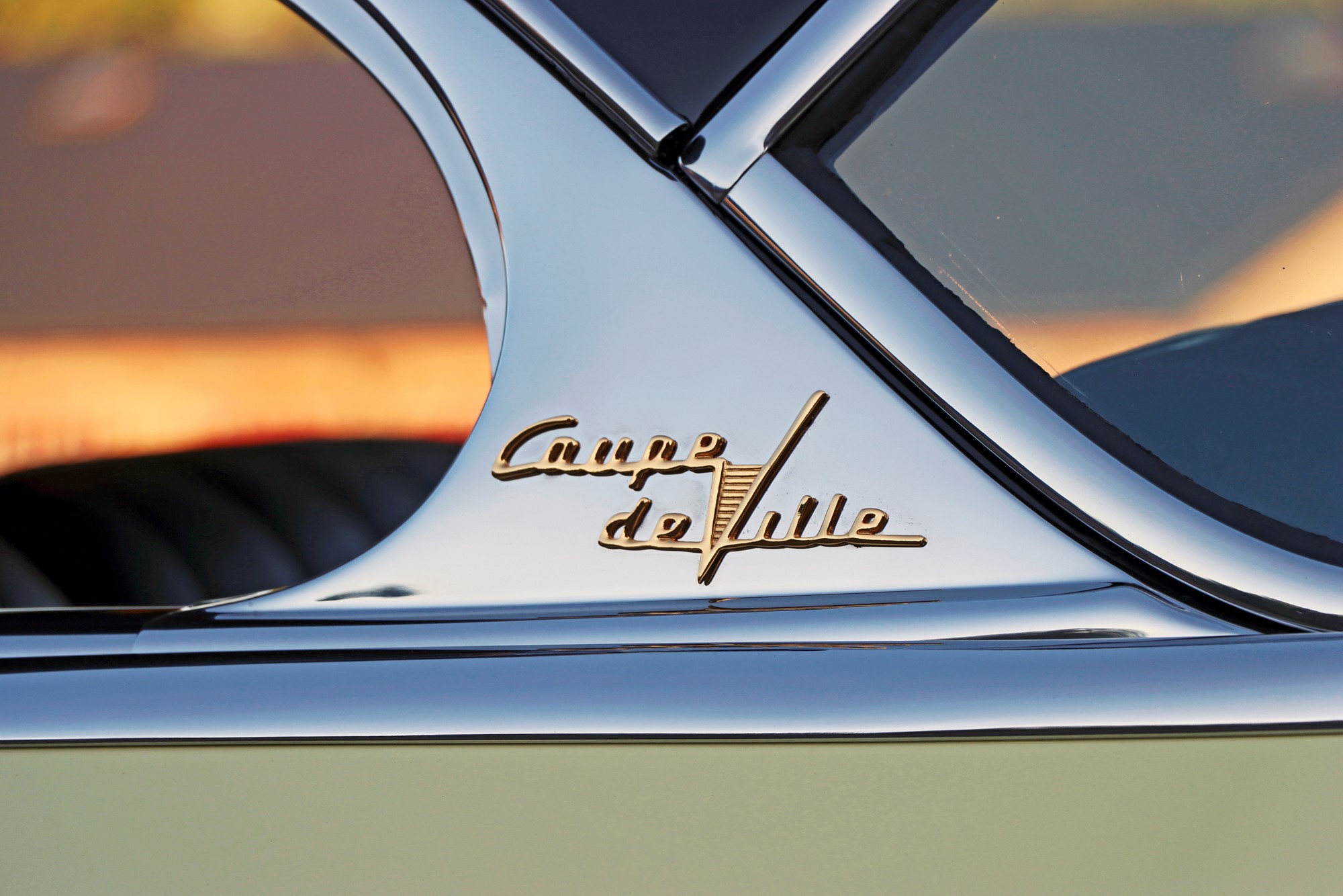 Hans har ytbehandlat V:et på huven samt vissa emblem med bladguld för att få en extra lyster.