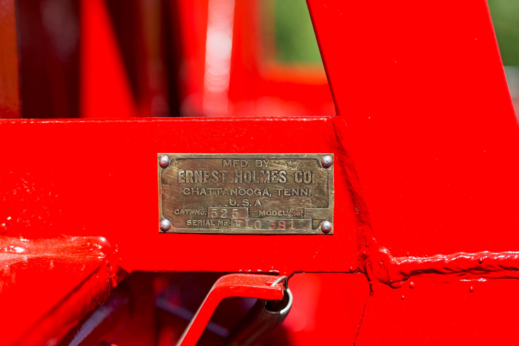 Bärgningskranen är tillverkad av företaget Ernest Holmes i Tennessee. Ernest sägs vara den som uppfann begreppet ”tow truck” då han byggde om sin Cadillac från 1913. Företaget lever fortfarande i koncernen Miller Industries.