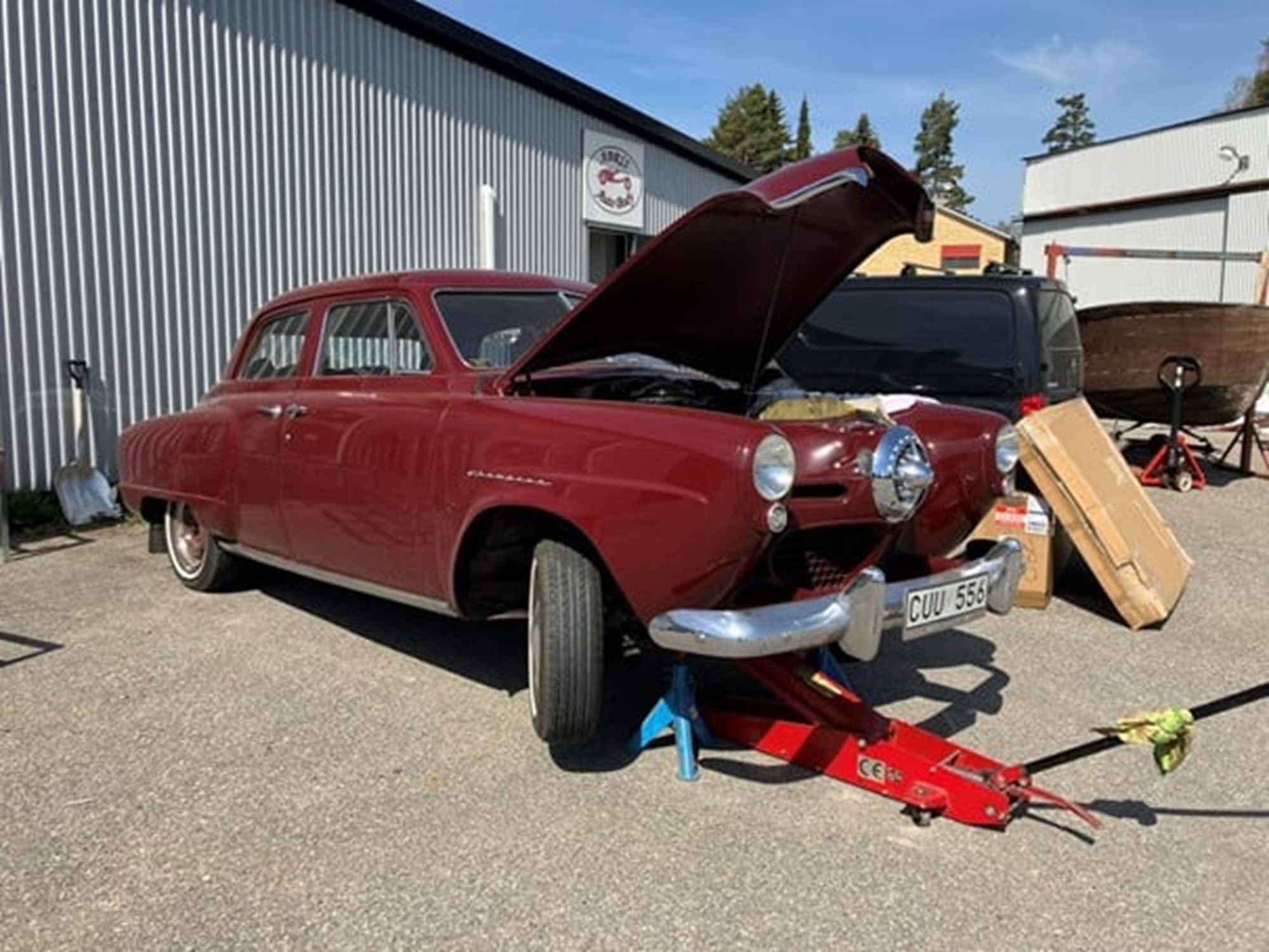 Här har vi en Studebaker från 50 talets barndom som får lite handpåläggning hos Abris Auto