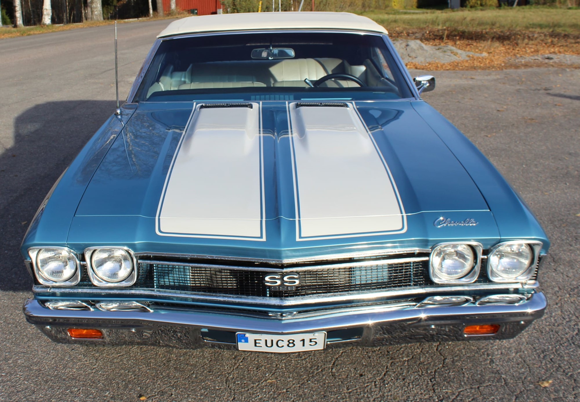 Fält lackeringen går igen från huven till skuffen