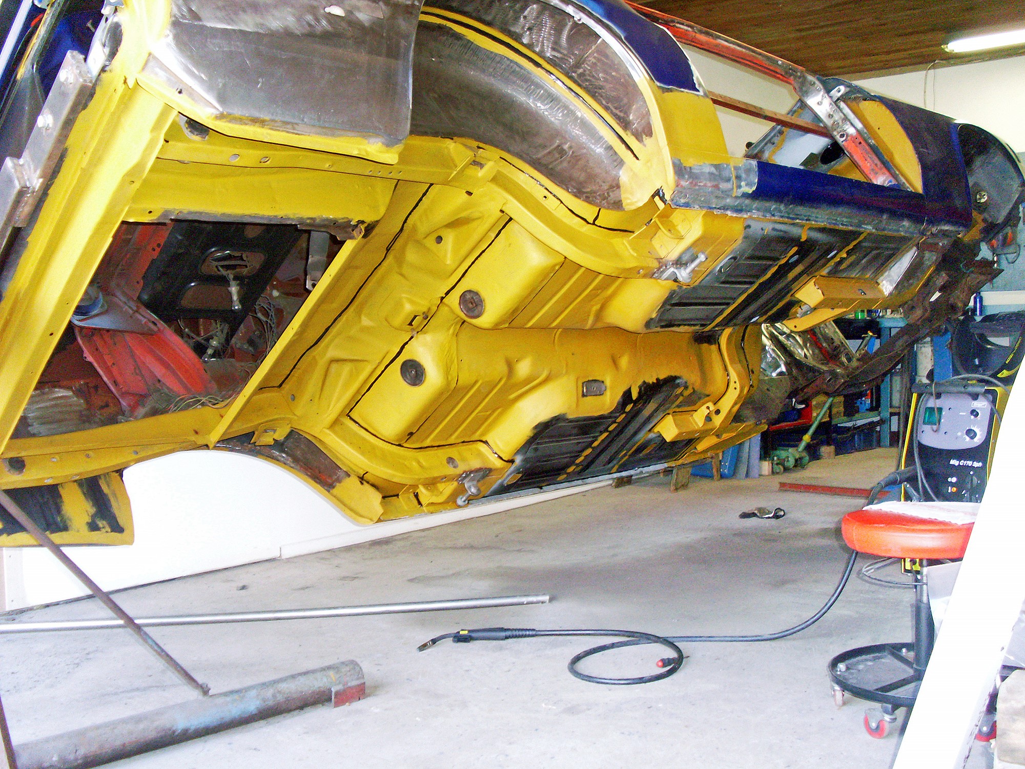 Christer tillverkade en egen vagga för att kunna tippa karossen i olika lägen. Här har golvet bytts ut samt stora delar av de bakre hjulhusen.