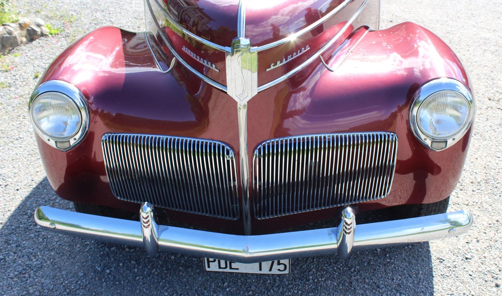 Redan 1938 hade Studebaker frångått dom bulliga skärmarna och fällt in lysena i framskärmarna vilket många biltillverkare inte gjorde för än 2 år senare