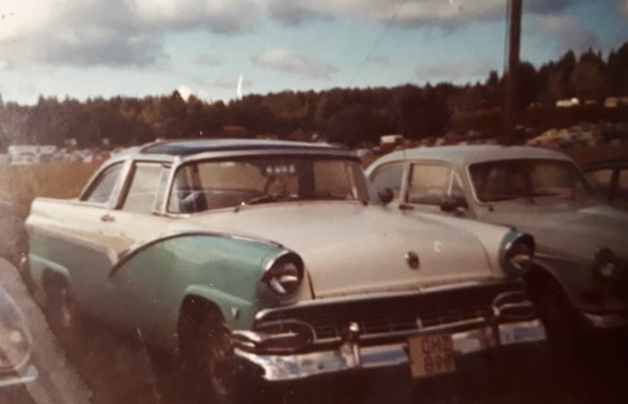 Nu har det blivit 70 tal och bilen har hamnat i Hudiksvalls trakten. Den har nu byggts om till 1956 och har fått glastak, nu började även omlackerings-perioden. Först blev den turkosgrön man använde 1956 Mercury s turkosa. Det var även den färgen den var när den är med i filmen Mackan. Gå in på youtube och sök på mackan.