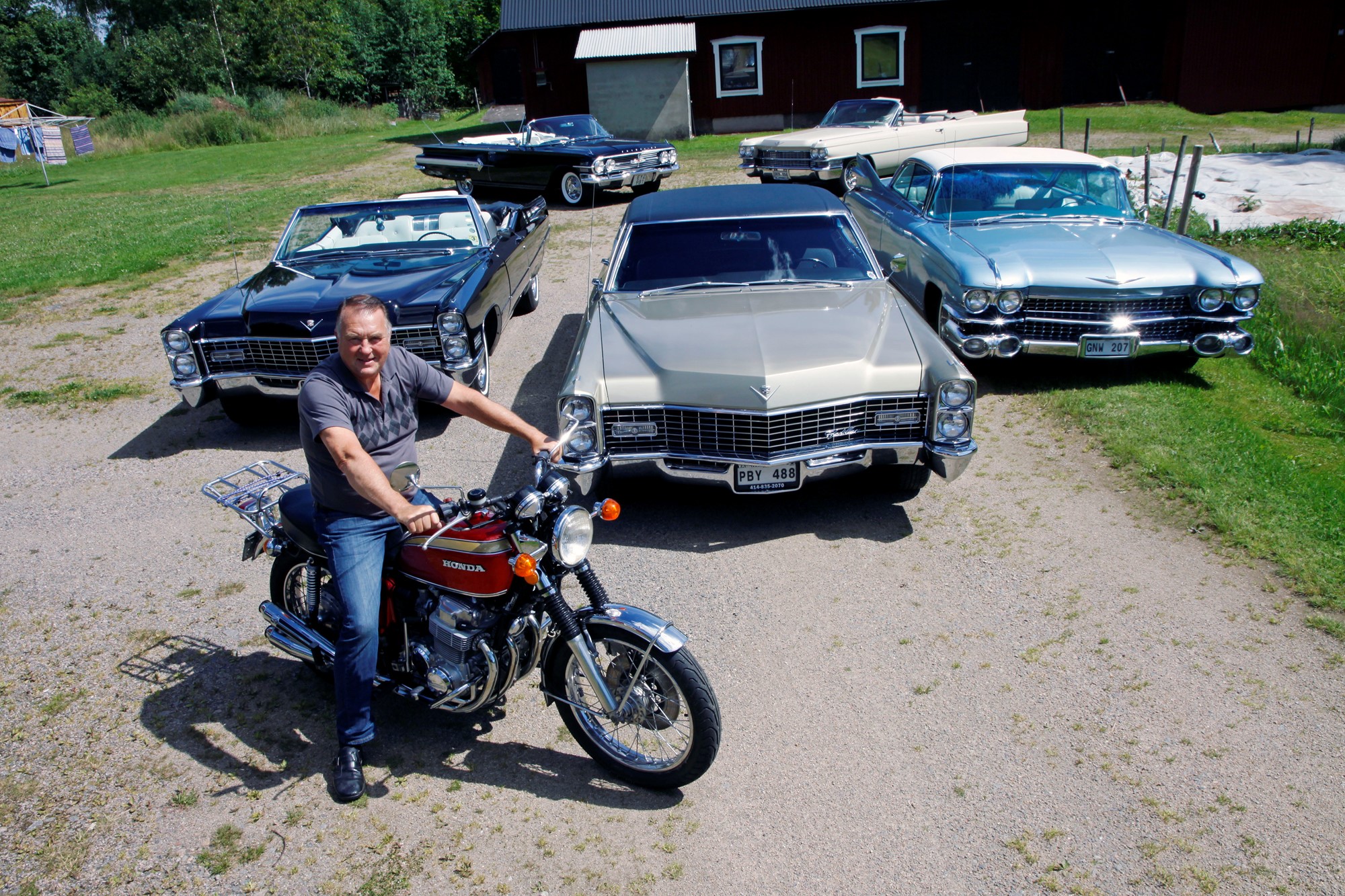 Börje har precis som flera andra entusiaster samlat på sig ett flertal fordon. Hojen är en Honda 750 Four från 1972 som han originalrenoverat till superskick.