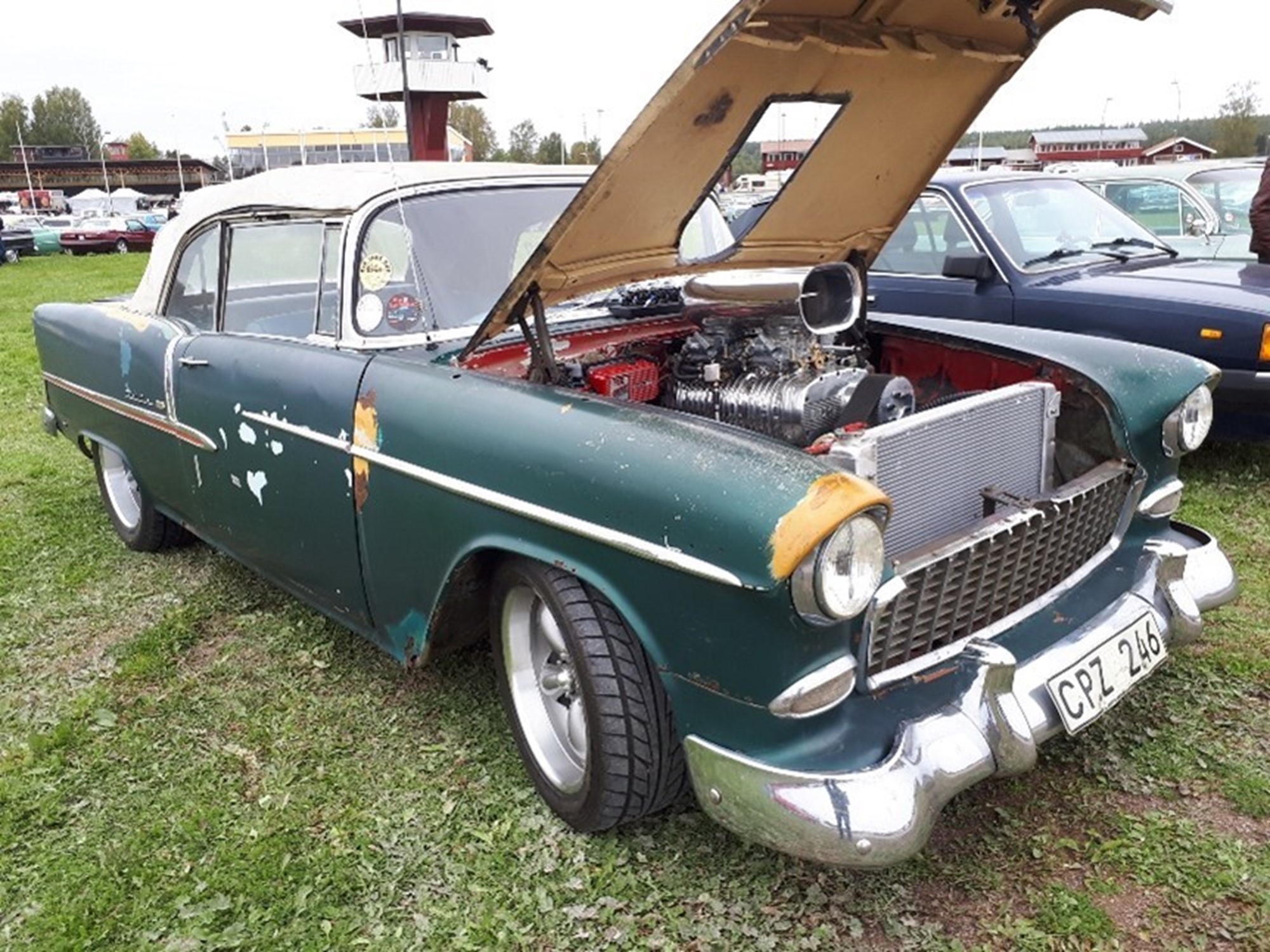 Det här är en Riktig Klassisk Raggarbil, inget Sönder hoppat vrak utan helt genuint sliten sedan 60 talet. Kjell Ove Röjjeråsarn Sjöbergs gamla cheva. Lite värre motor hade det ramlat i och en ny inredning. Tror nog att nästa generation har tagit över vårdnaden.