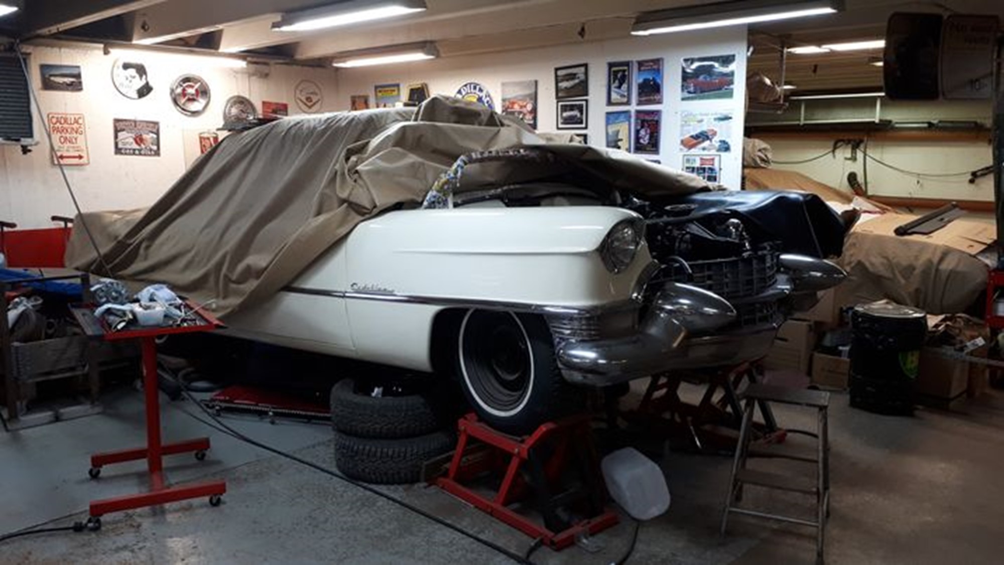 Här under har vi ett av Olssons egna projekt En 55 Cadillac Cab som det bland annat är motor service på nu.