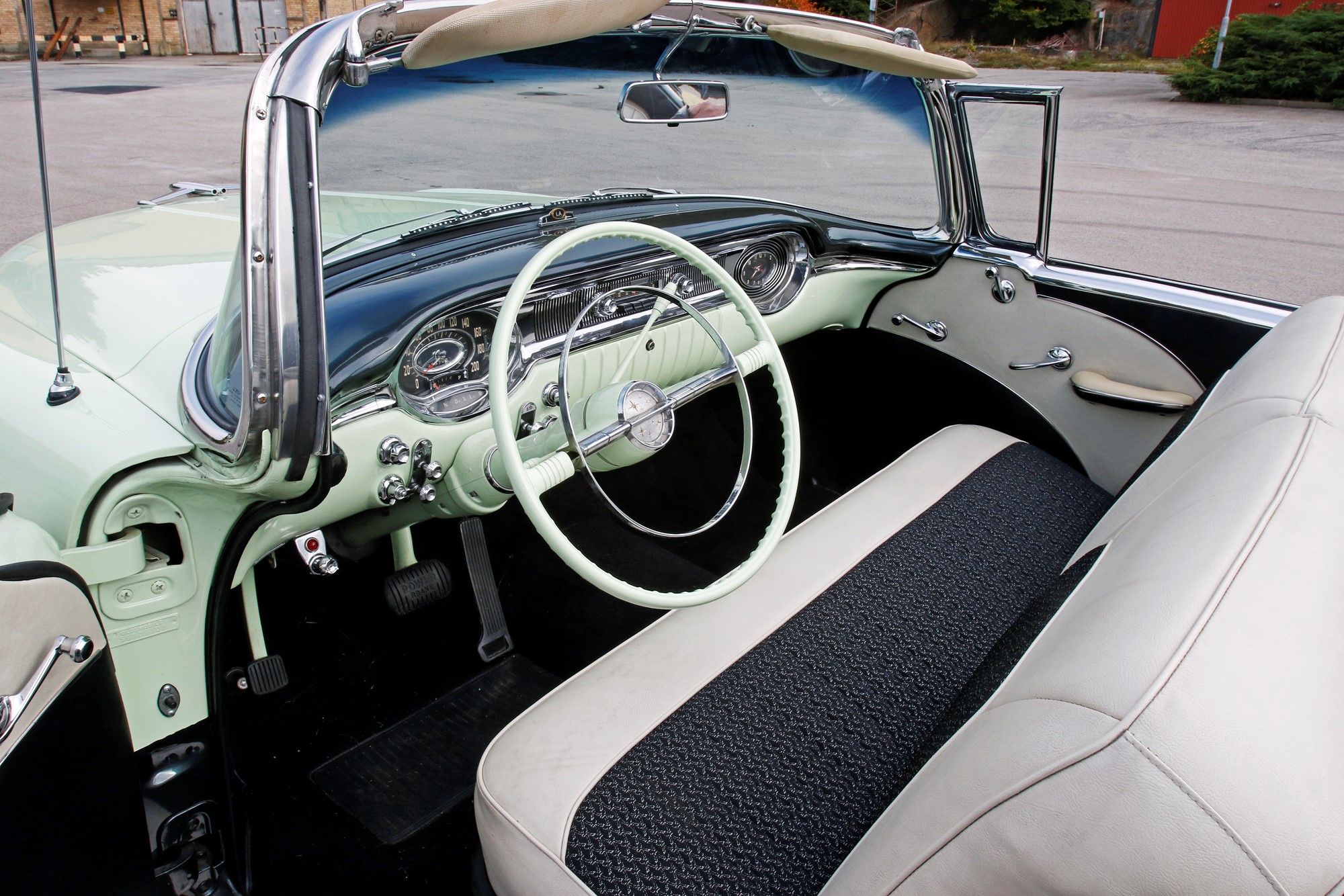 CH Trimshop i Bodafors fick i uppdrag att sy en ny klädsel från Buick -56 med silvertrådar i tyget.