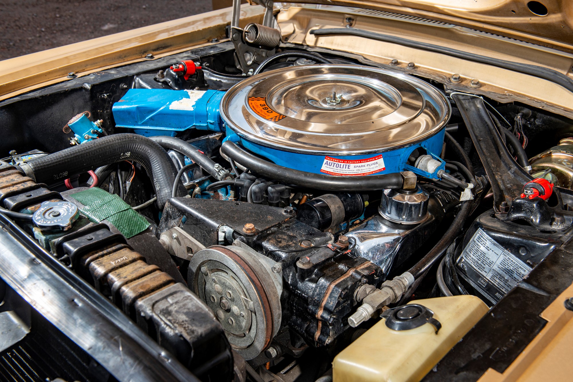 Det blir välfyllt under huven med 390-maskinen Thunderbird Special i en Ford Mustang -68.