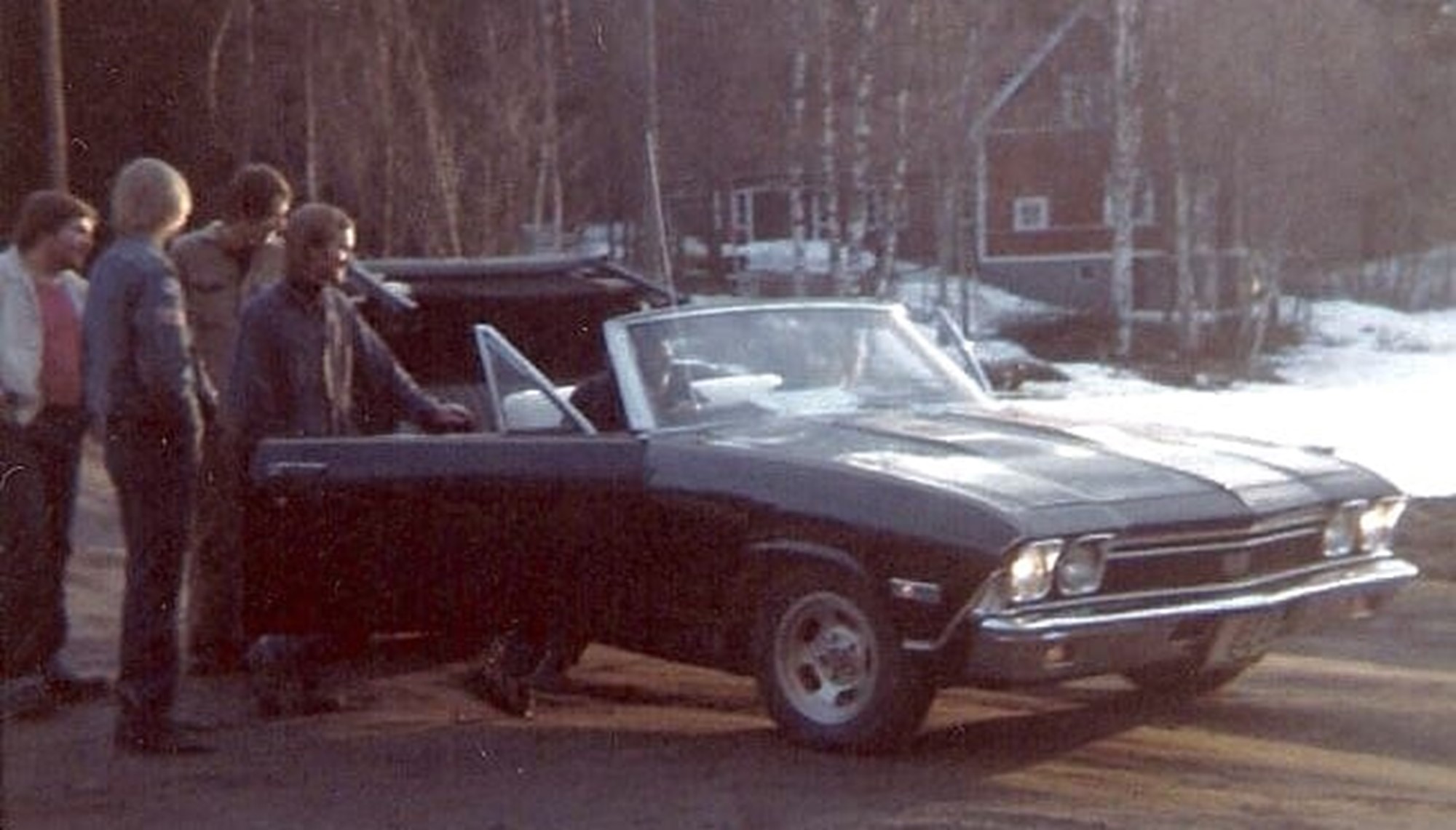 Här är Kjells första Chevelle 1981ganska nyinköpt och kompisgänget inspekterar