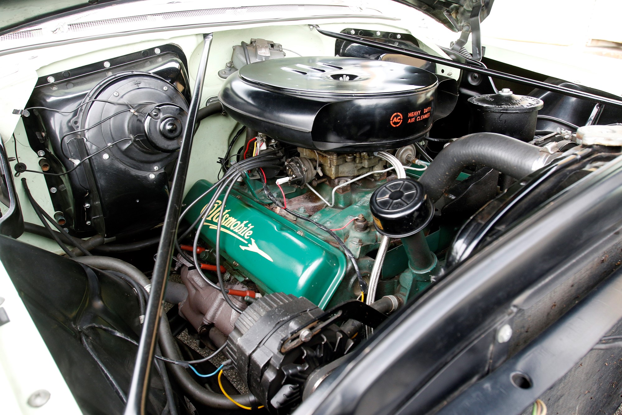 Ursprungligen satt här en V8 på 324 kubiktum. Den försvann och ersattes av en Pontiac- maskin innan en 394 från 1959 fick ta plats under huven.