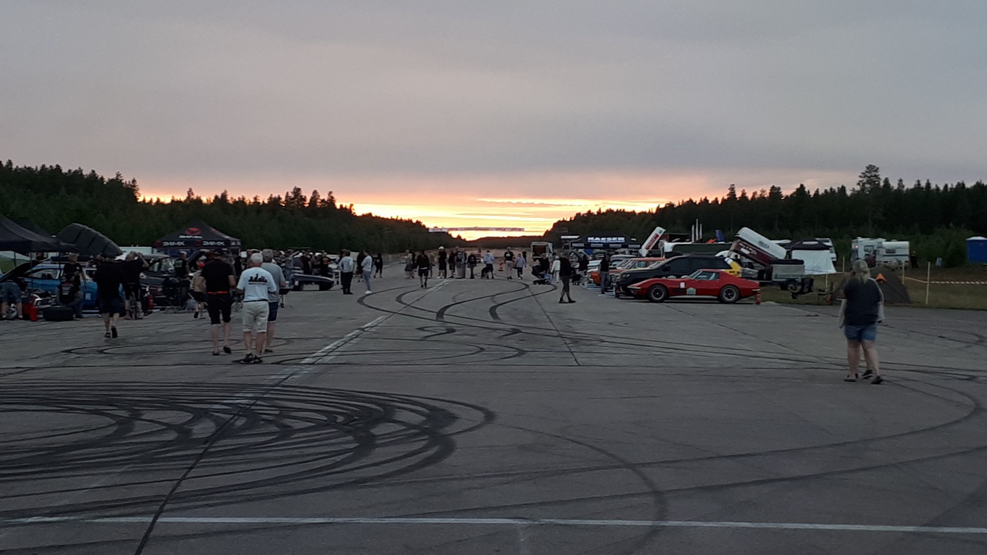 En härlig sommarnatts bild som säger lite grann om hur stämningen är under denna jag säger som Askungen -ALLDELES UNDERBAR