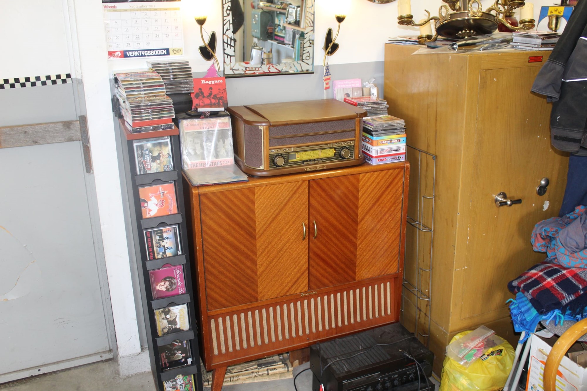 Självklart måste man ha en gammal radiogrammofon i garaget