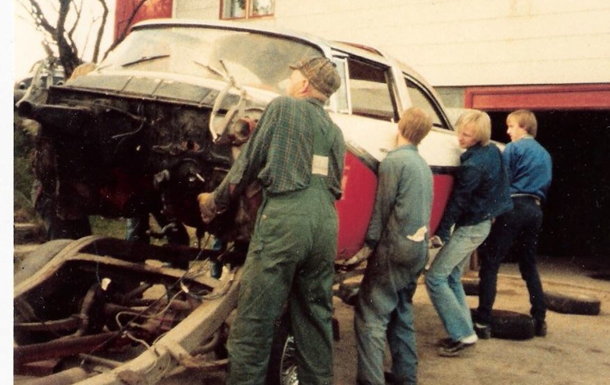 Nu insåg man att det behövdes en ganska kraftig renovering av bilen. Tur man har kompisar som hjälper till, även farsan på 61 år var med när det skulle lyftas.