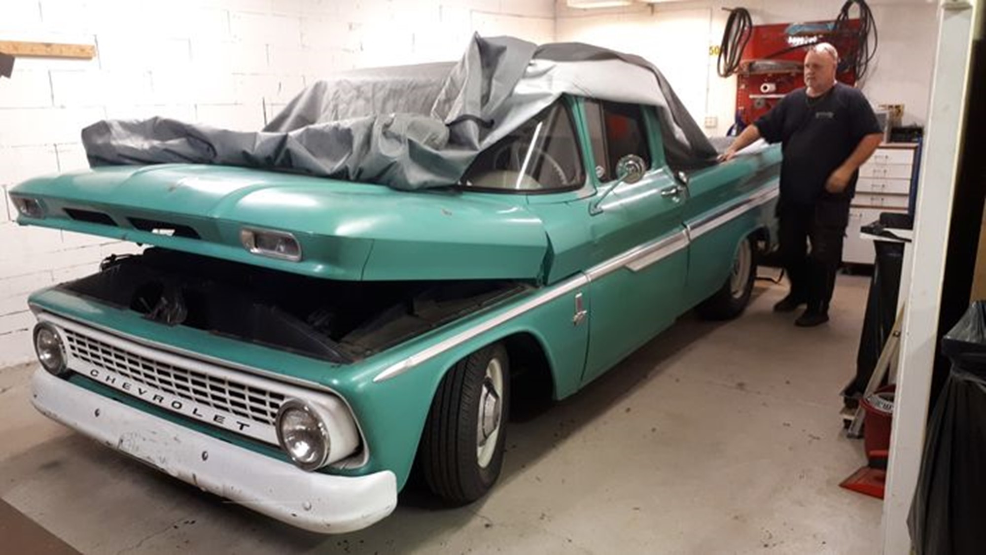 Under det här täcket gömmer sig en Chevrolet Pick up från 1963