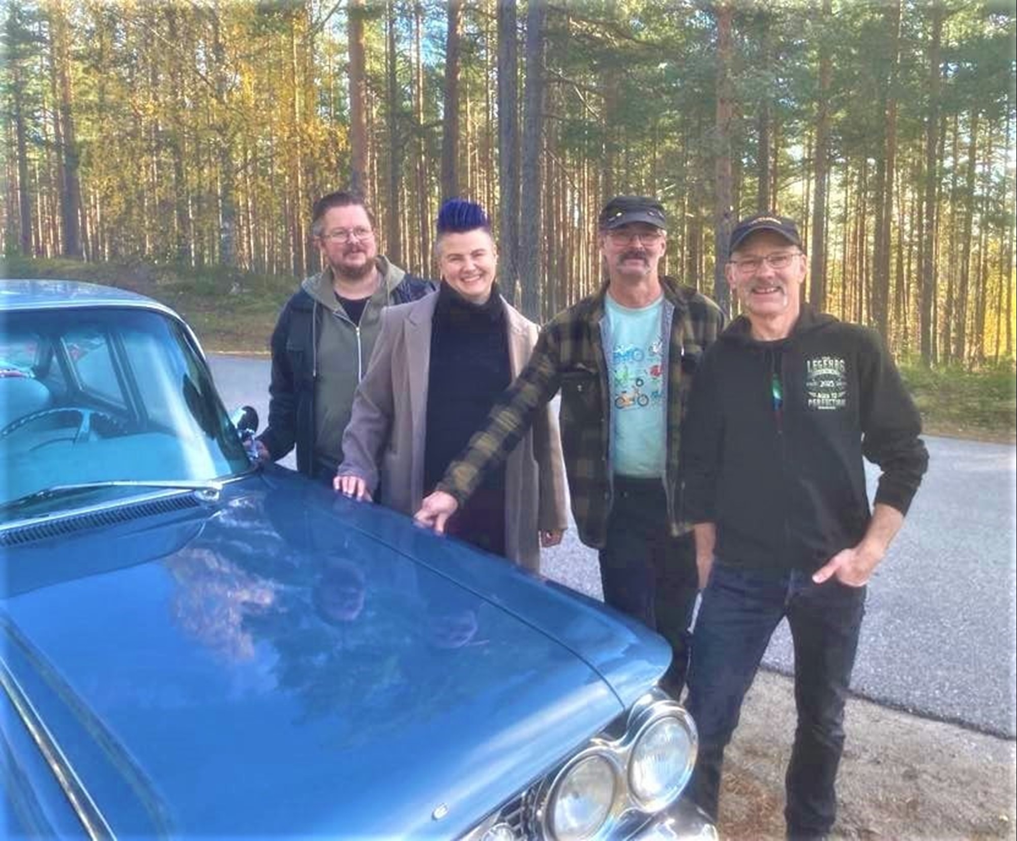 Här har vi från höger till vänster. Längst fram Sven Dehlin Ägare av bilen 82-83, Lars-Åke ”Låla” Larsson Pappa till Sara och ägare av bilen från 1983, Sara Wexell nuvarande ägare samt Saras sambo Tomas Hed