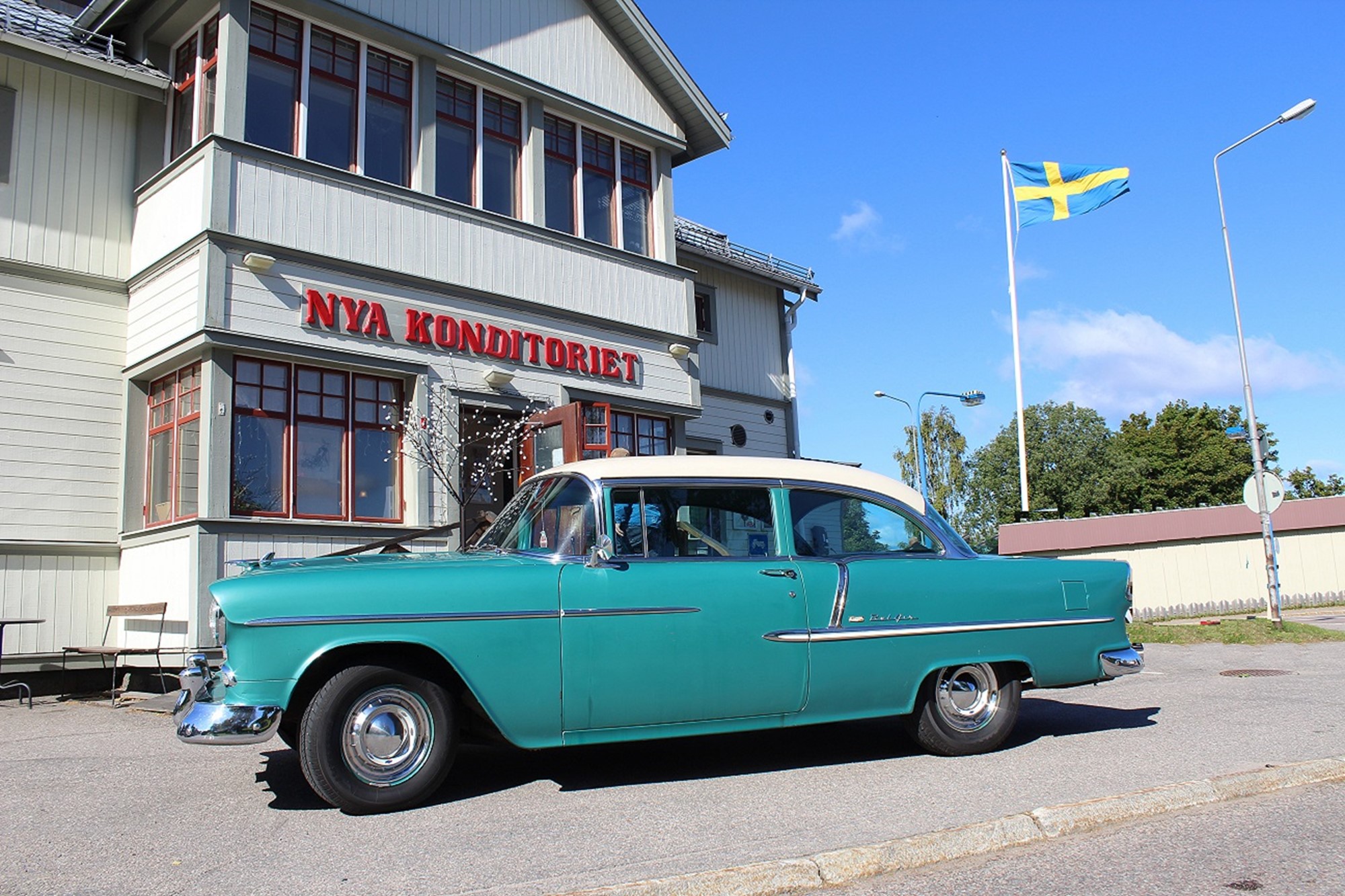 Sensommaren 1954 har brukspatronen precis varit och hämtat ut sin nya Chevrolet. Då han visste att det skulle komma en ny modell detta år har han väntat med att beställa en. För att fira sitt bilköp stannar han till på Kondiset och köper en påse kanelbullar till kontorspersonalen.