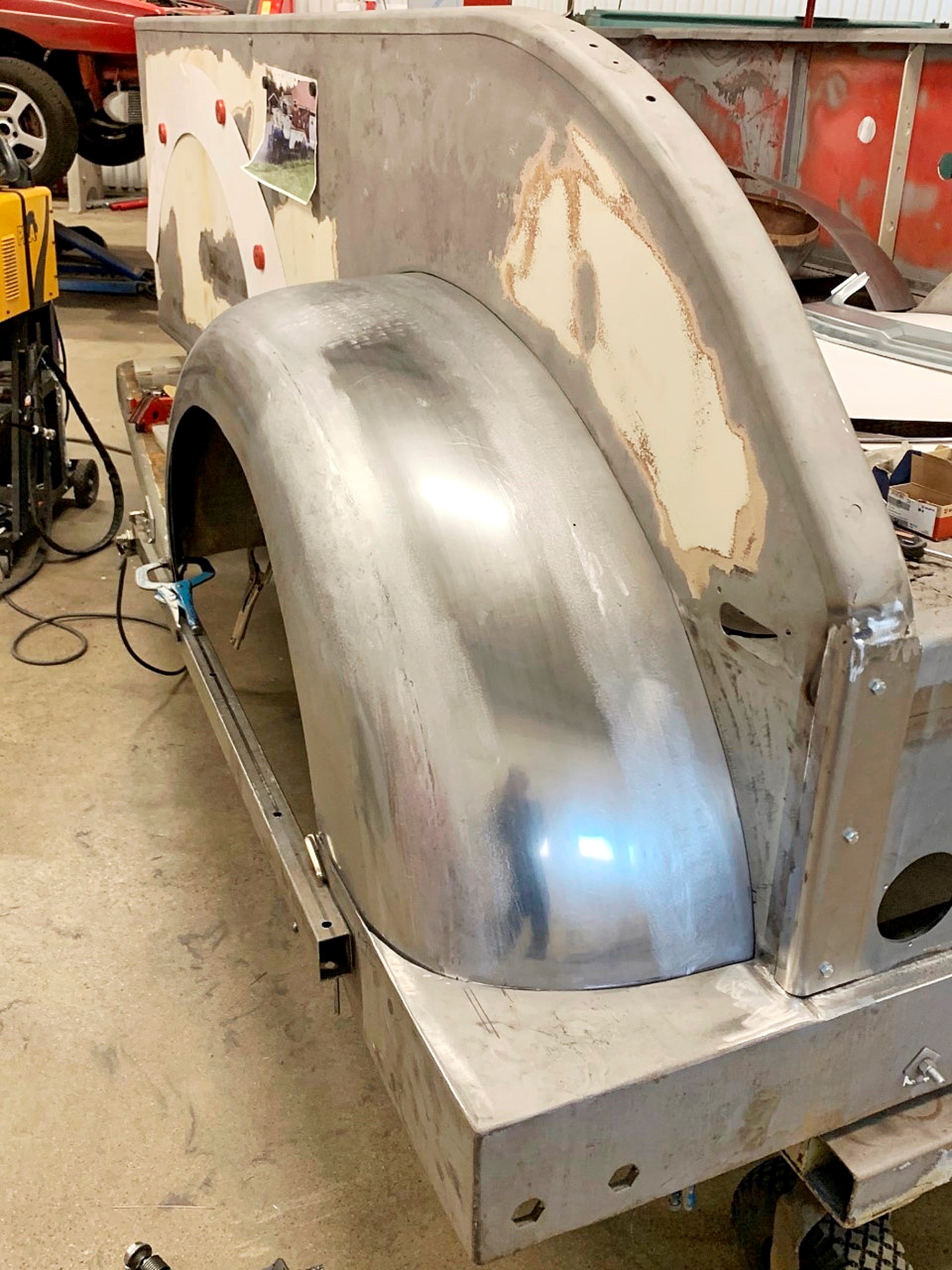 Bakskärmarna var rejält buckliga och fick göras nya av Andreas Ek med hjälp av ett engelskt hjul.