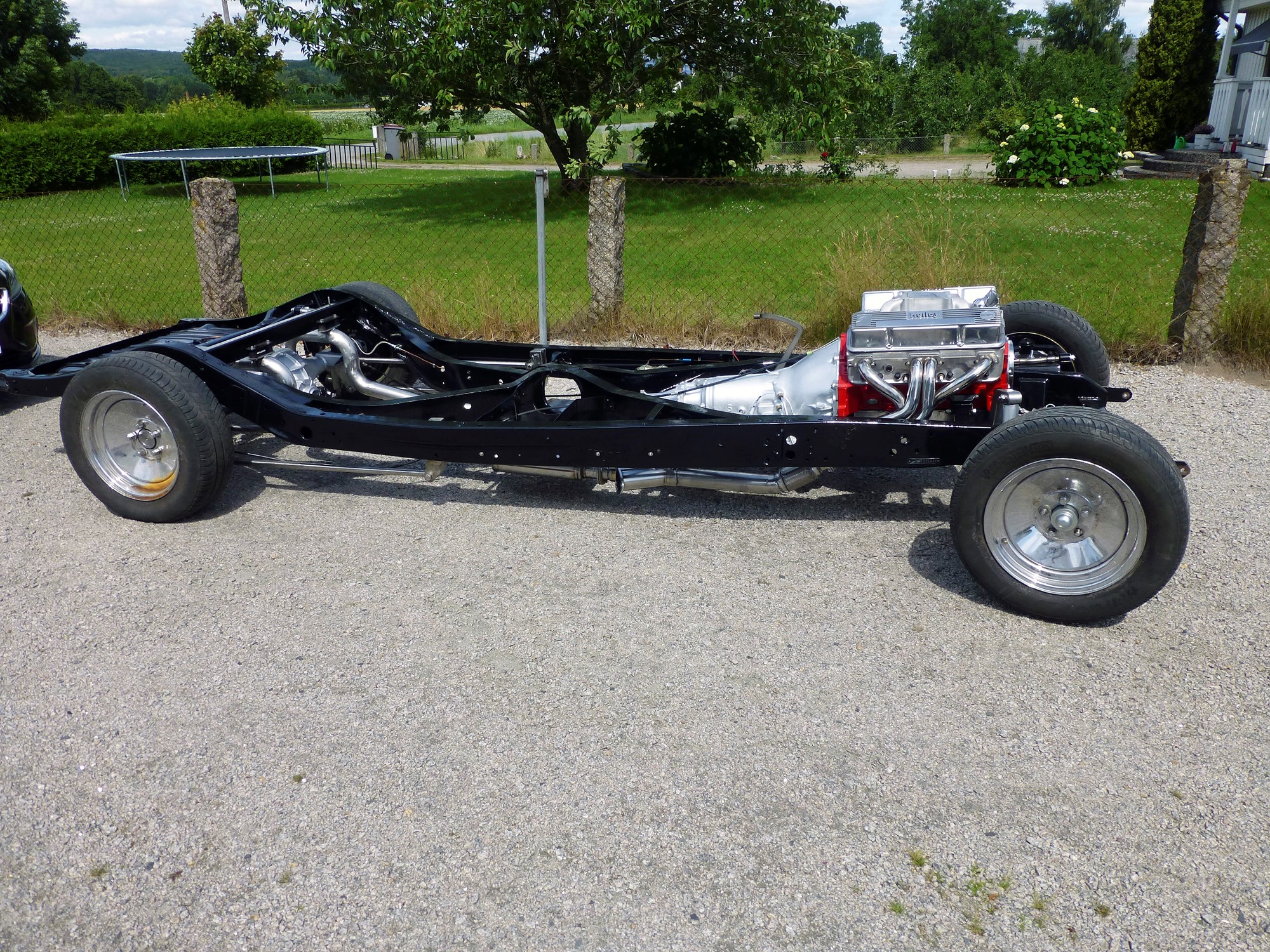 Chassit lackat och klart och med den nya framvagnen på plats. Motorn är en Cheva 350 som försetts med en hel del godis.